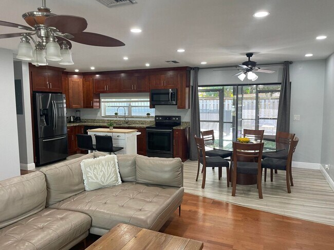 Building Photo - 2620 NE 19th St