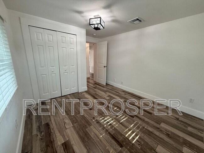 Building Photo - 1130 W Lake Brantley Rd