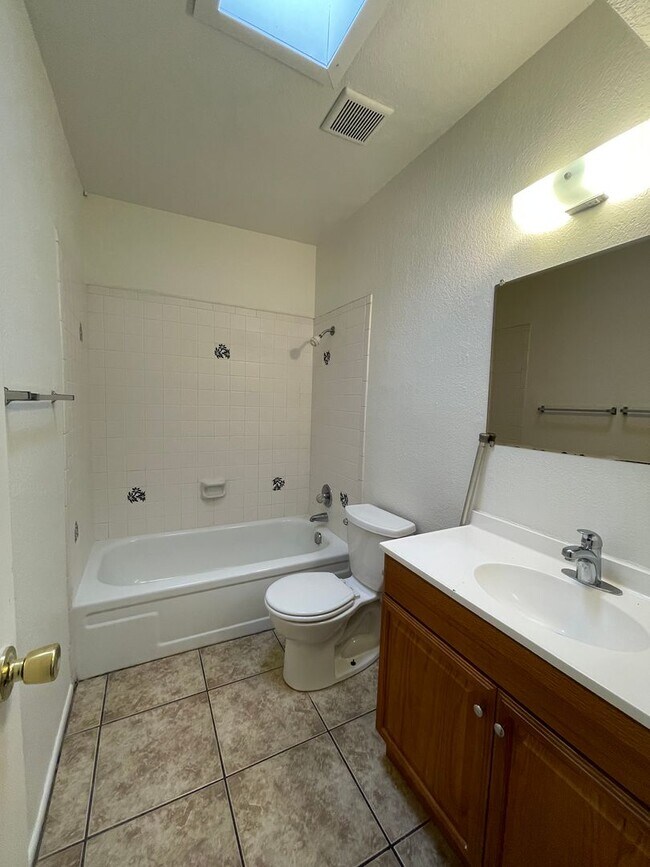 Building Photo - 2 Bedroom and 1 Bath Triplex! **MOVE IN SPECIAL**