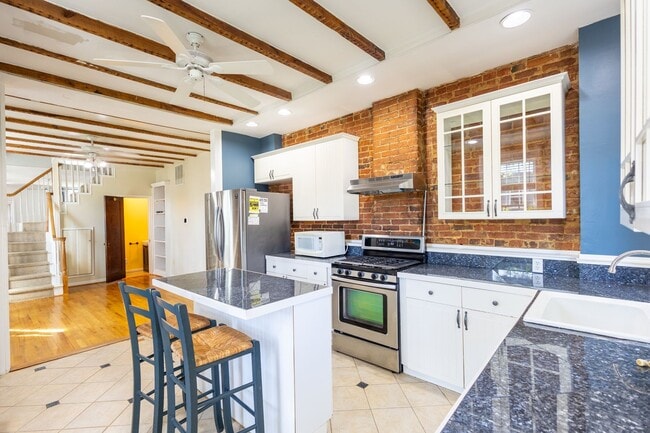 Building Photo - Lovely 3 BR/1.5 BA Semi-Detached Home in S...
