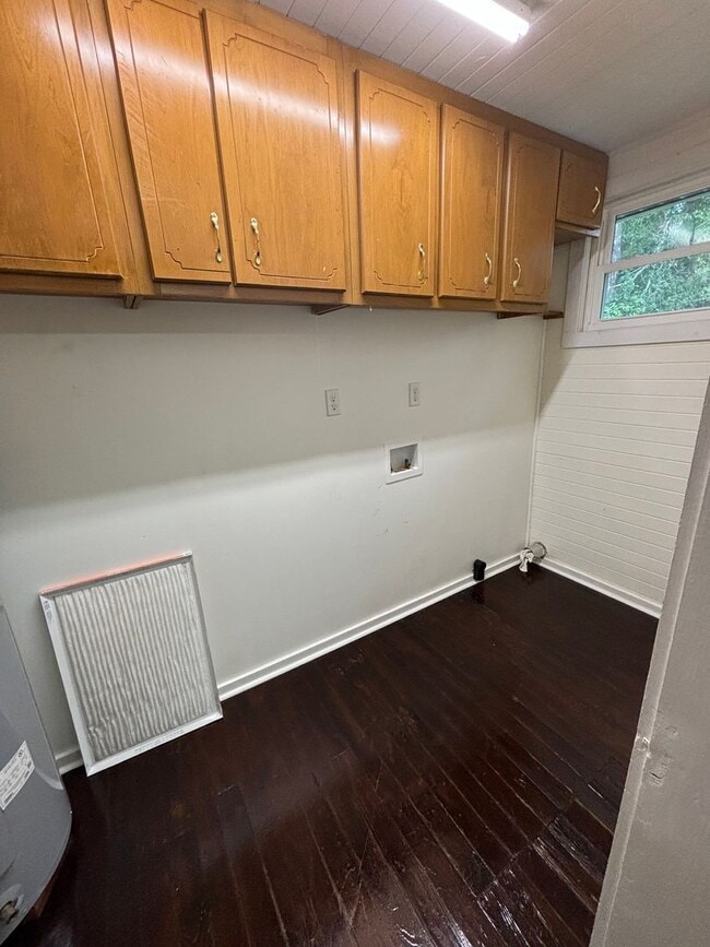 Building Photo - Charming 3 Bedroom Home with Rustic Farmho...