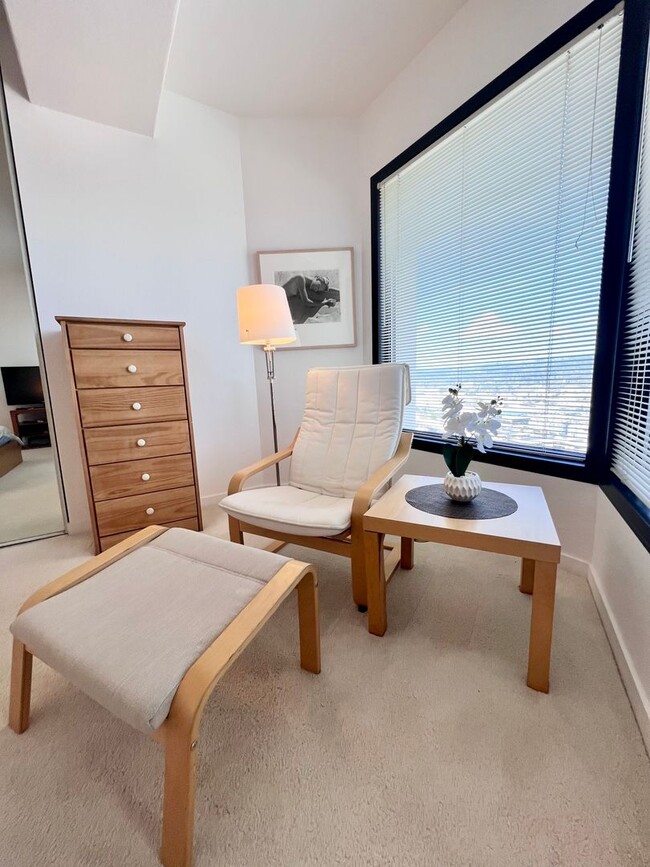 Building Photo - Luxurious 2 bedroom fully furnished condo ...