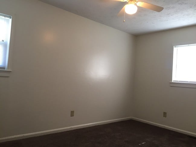 Bedroom 1 - 20 White Cir