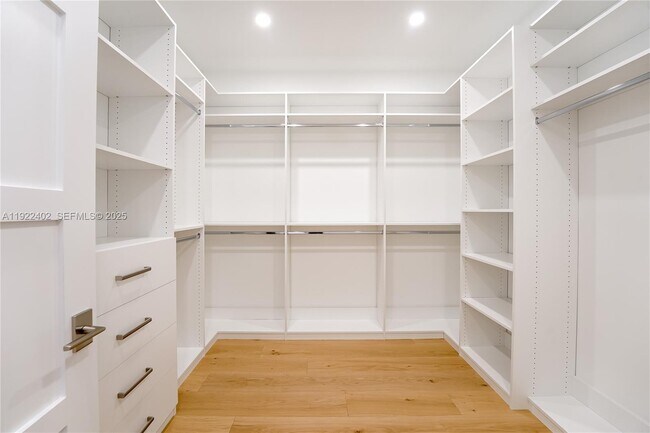 Building Photo - 333 NE Spanish Ct