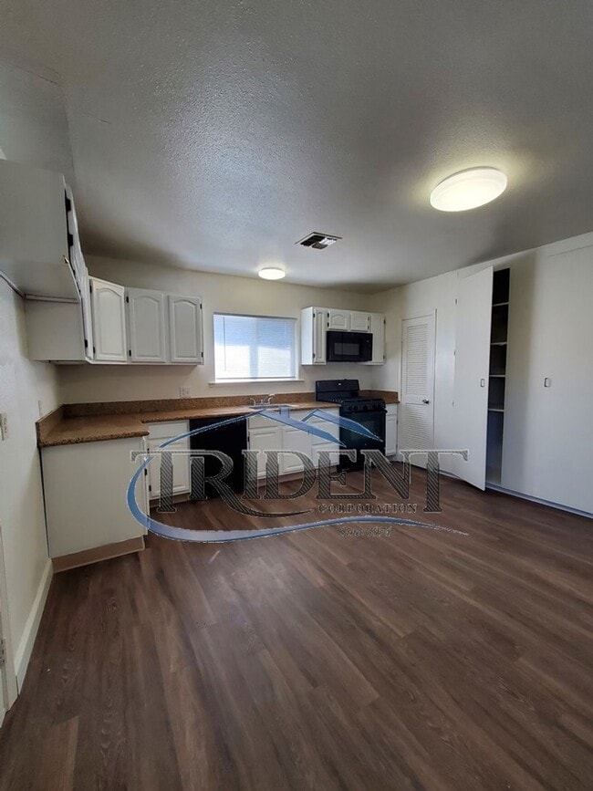 Building Photo - 1825 Sierra Way