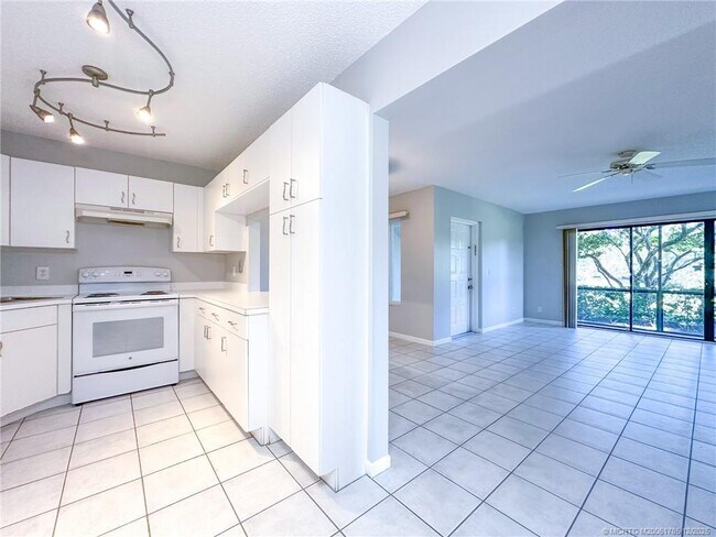 Building Photo - 1965 SW Silver Pine Way