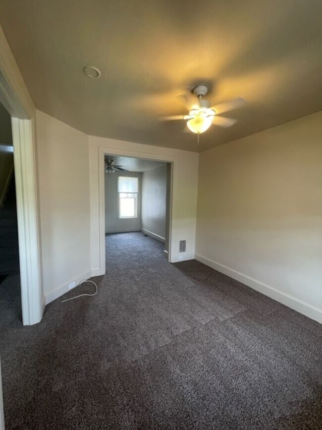 Building Photo - 3 Bedroom Single Family Home in Harrisburg!