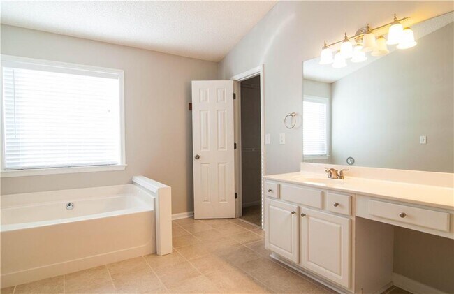 Building Photo - 558 Lullingstone Dr SE