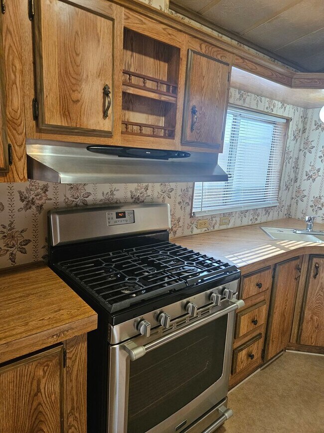 Building Photo - Large 3 bed/2 bath manufactured home in de...