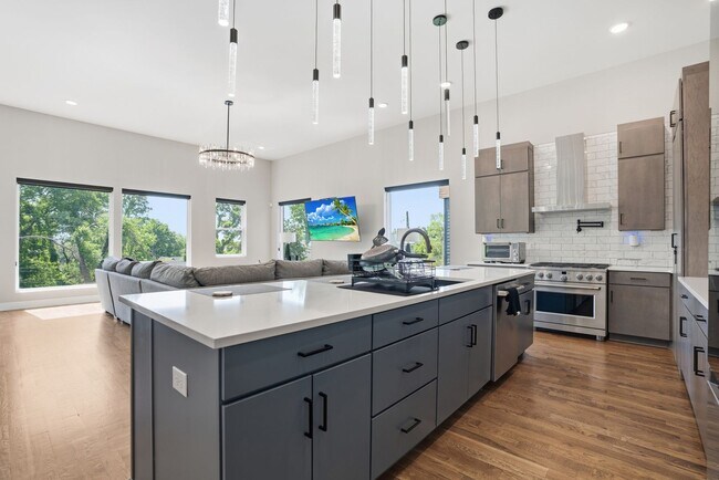 Building Photo - Luxury Nashville Retreat with Skyline & River Views | 4BR + Rooftop Entertainment Loft