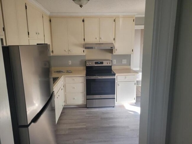 Building Photo - 4 Bedrooms 2.5 Bath