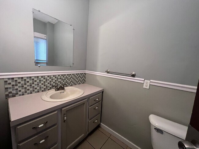 Building Photo - Spacious Three Bedroom Single Family near John Ball Zoo!