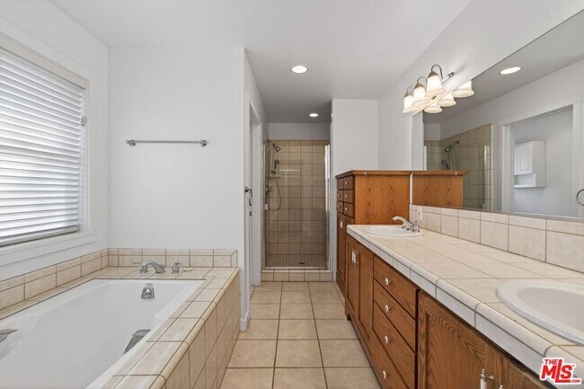 Building Photo - 914 El Paseo Rd