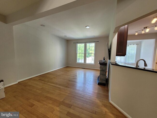 Building Photo - 10 Bridle Ct