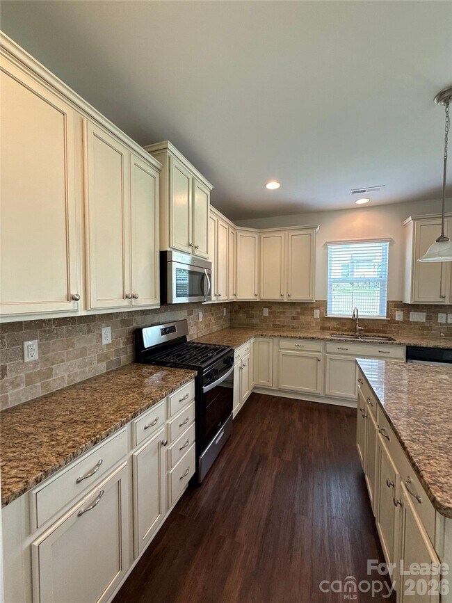 Building Photo - 1019 Dunhill Ln