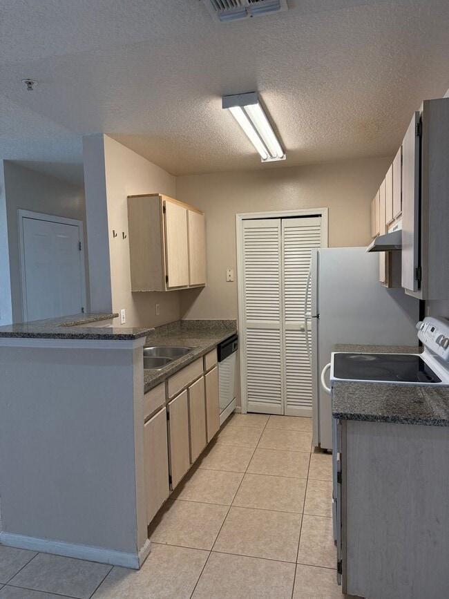 Building Photo - 4344 S Kirkman Rd