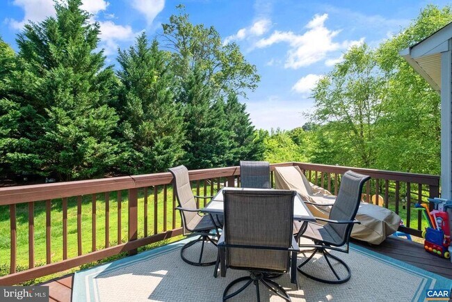 Building Photo - 662 Holly Hill Dr