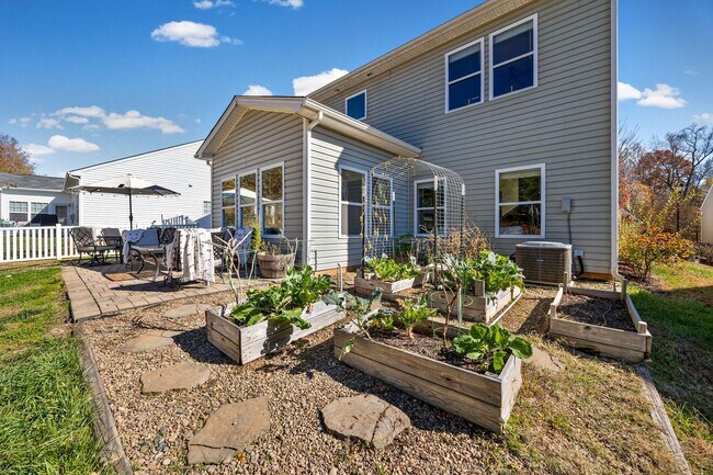 Building Photo - Discover this stunning 3-bedroom, 2.5-bath...