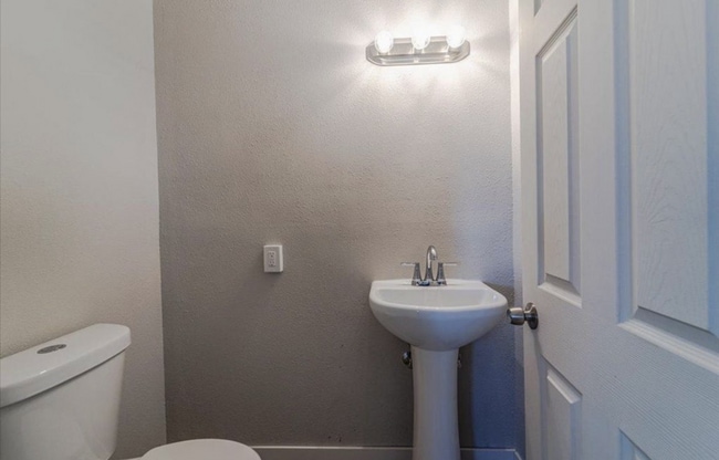 Building Photo - Beautiful 3-Bed 1-Bath Available Now in Ha...