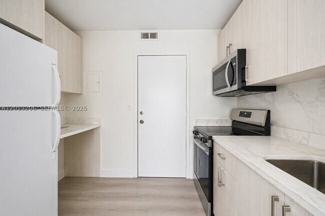 Building Photo - 9800 W Bay Harbor Dr