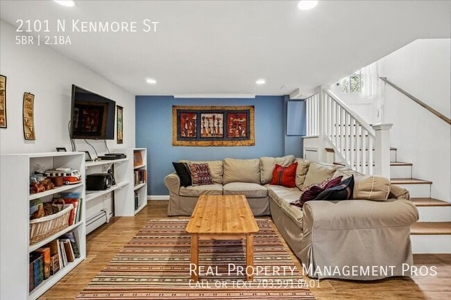 Building Photo - 2101 N Kenmore St