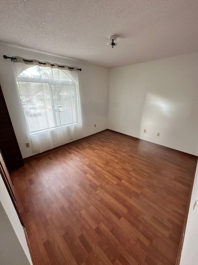 Building Photo - 3 Bedroom Townhome - New Pictures Coming Soon!!