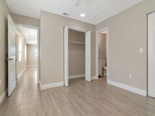 Building Photo - Stunning Newly Renovated 3-Bedroom, 2-Bath Duplex in Prime Bradenton Location!