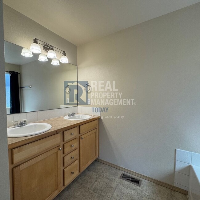 Building Photo - Great 3 Bedroom with 2 Car Garage + Fenced...