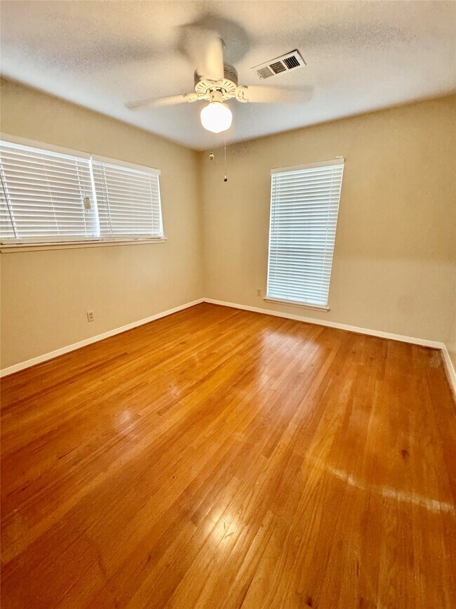 Building Photo - 8218 Edgemoor Dr