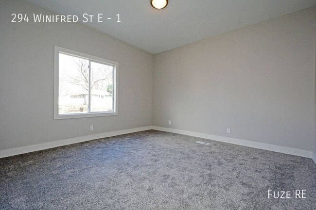 Building Photo - 294 Winifred St E