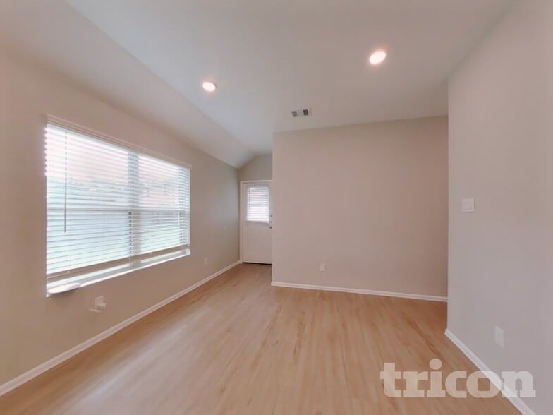 Building Photo - 1911 Ballesteros St