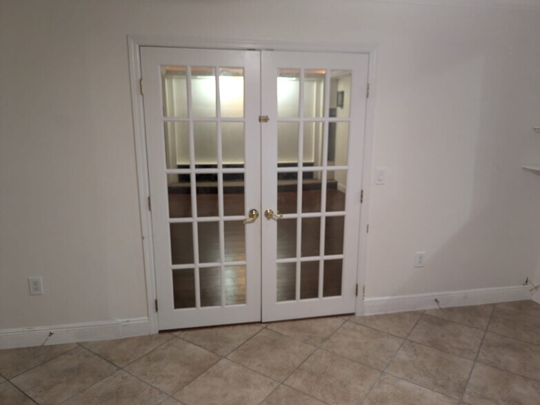 Building Photo - 8021 Sandberry Blvd
