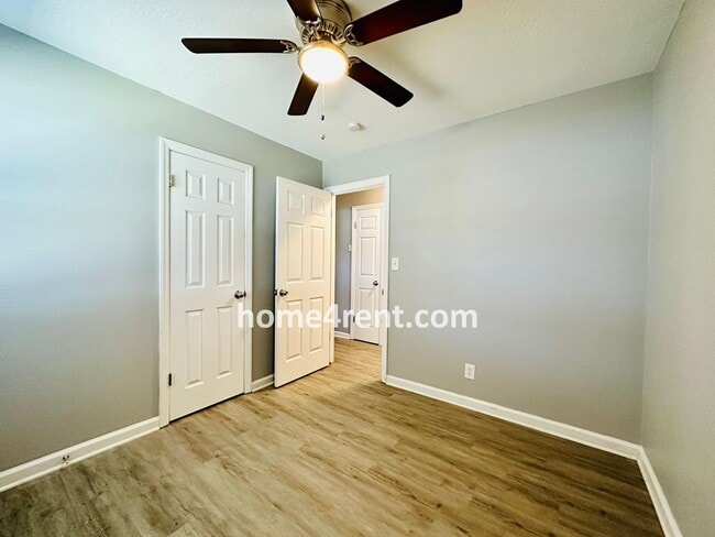 Building Photo - Ranch Style Home in KCMO w/ LVP Floors, SS Appliances and a Fenced Yard!