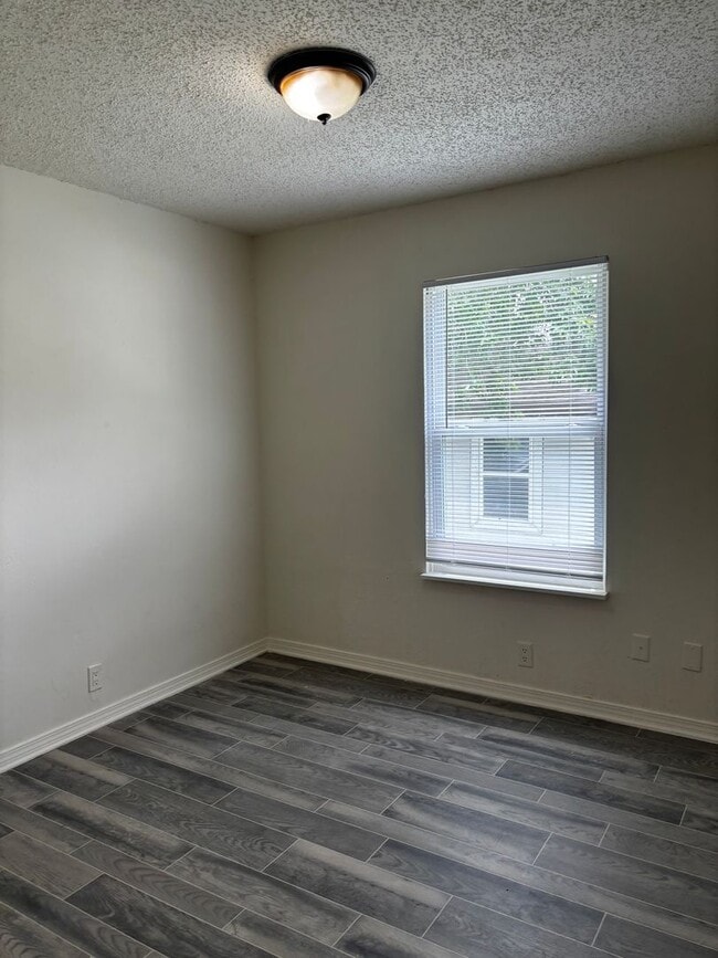 Building Photo - 4 Bedroom 2 Bath