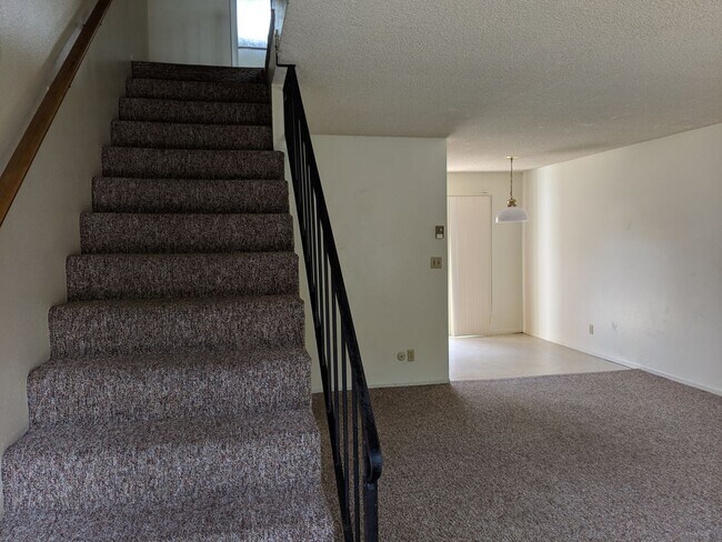 Interior Photo - 0053 2935 Augusta #1-8