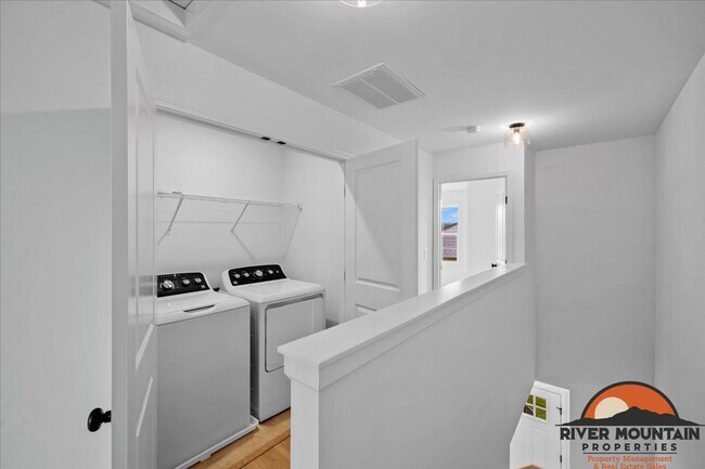 Building Photo - Spacious Townhome with Garage and Bonus Space in Blacksburg