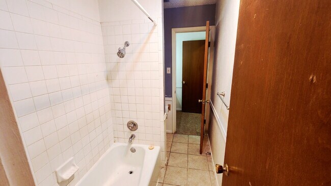 Building Photo - Centrally Located/ Convenient to Major Tho...