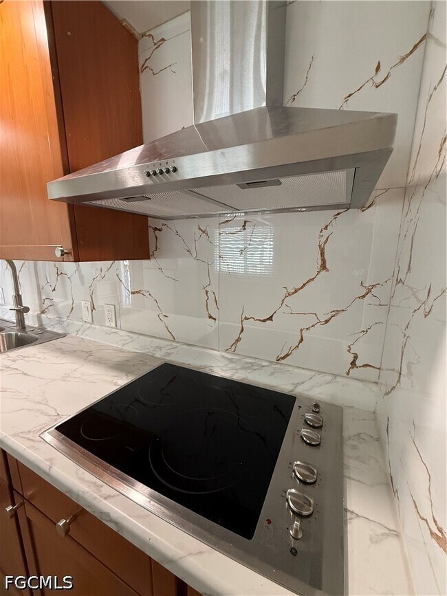 Building Photo - 2112 Ixora Ct