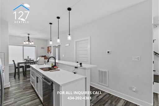Building Photo - 3BR Townhome – Modern Amenities, Great Location!