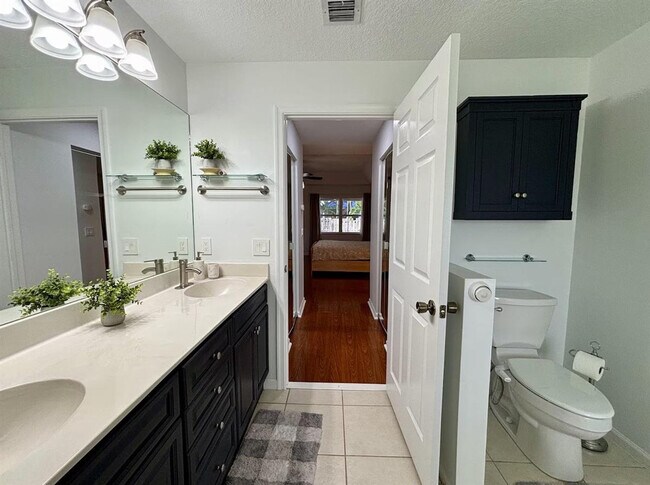 Building Photo - 13885 Sheffield St