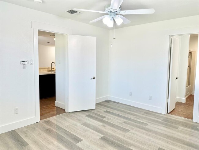 Building Photo - 5726 Shreveport Dr