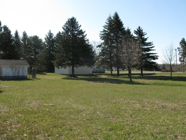 Building Photo - Turnkey 1BR Retreat | Fireplace, Trails, &...