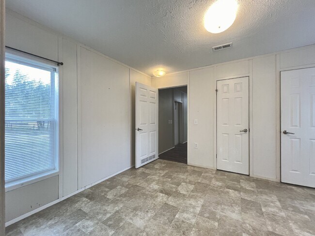 Building Photo - **COMING FIRST WEEK OF SEPTEMBER SPACIOUS 2 bd. 2 bath MOBILE HOME**