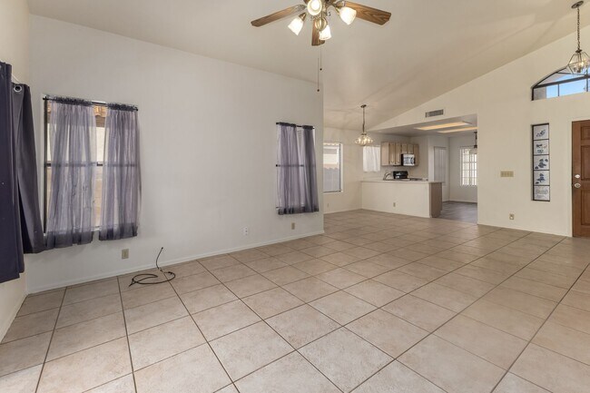 Building Photo - Spacious 3 Bed, 2 Bath Home in Peoria - Your Perfect Home Awaits!