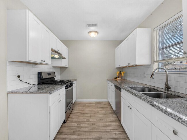 Building Photo - 19918 Bambiwoods Dr