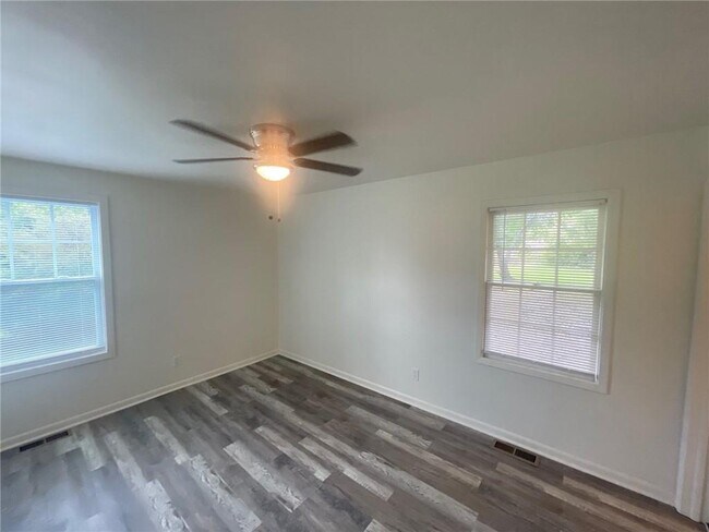 Building Photo - 246 Pinetree Cir
