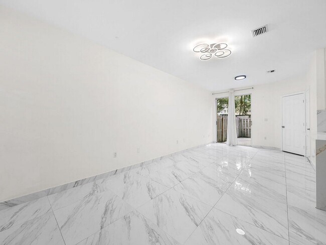 Building Photo - 7923 N Southwood Cir