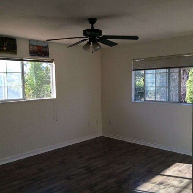 Building Photo - 4527 Hollister Ave