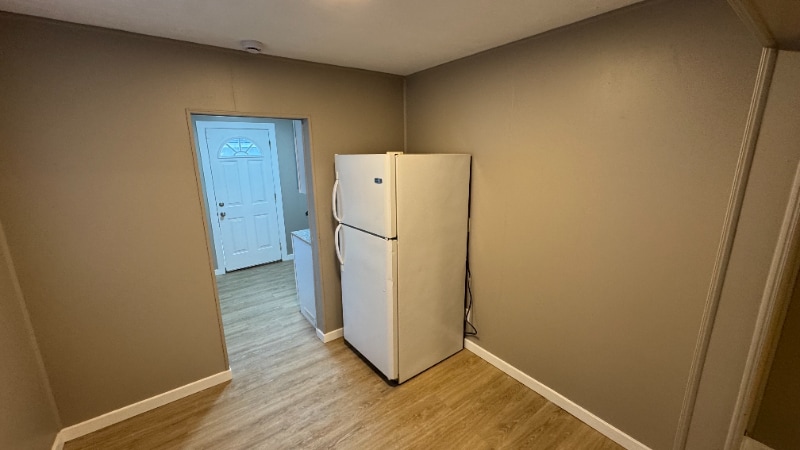 Building Photo - 404 W 5th St