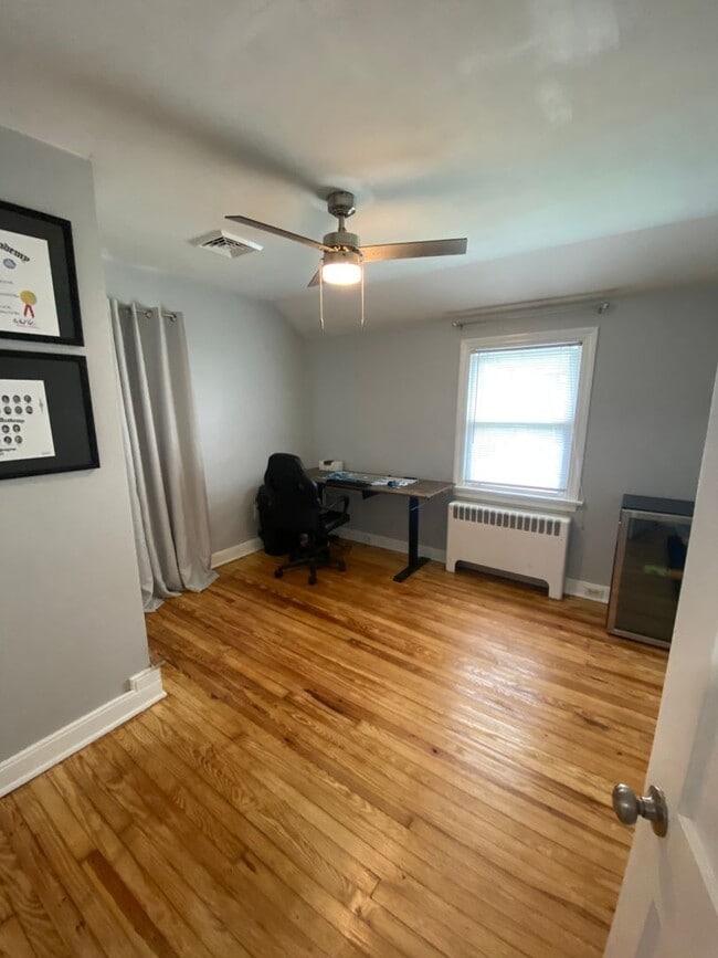 Building Photo - Beautiful 3 Bedroom House with Large Fence...